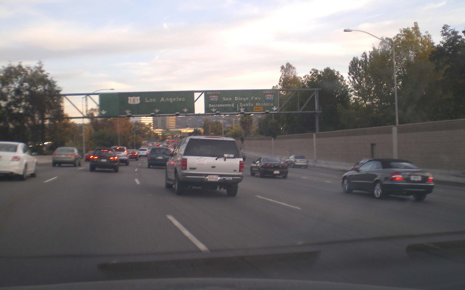 Traffic on the 101 freeway approaching signs for Los Angeles and the 405 interchange